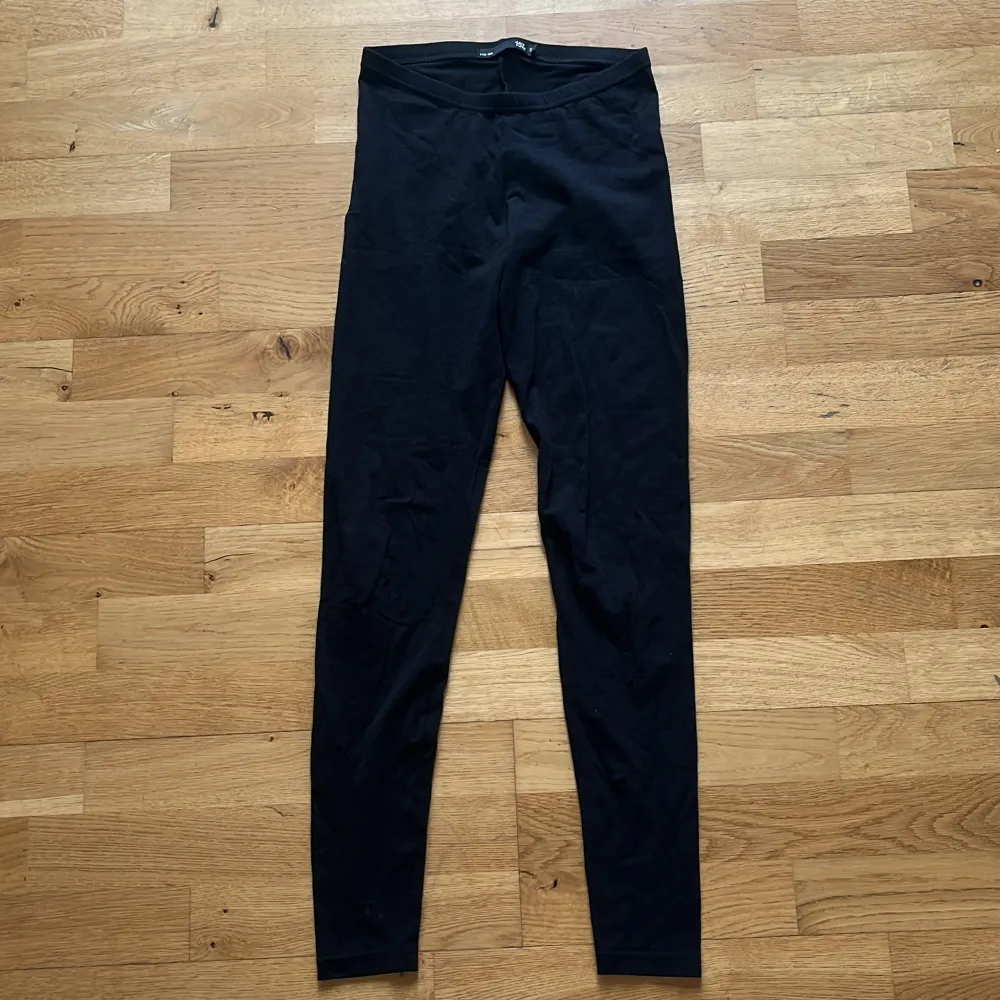 Ett par vanliga svara leggings från Lager 157. Jag har använt dessa fåtal gånger. Mjuka och basic . Jeans & Byxor.