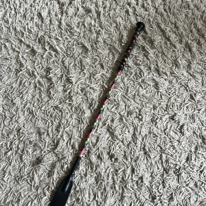 Ridspö - Säljer flerfärgat ridspö. Skönt grepp. Relativt använt. Pris diskuterbart. 🥰🫶👌