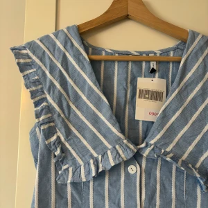 Blårandig klänning - Perfekt skick, säljer vidare pga passade ej mig. 