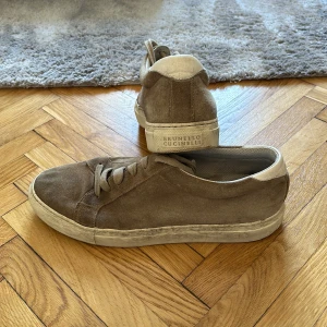 Brunello Cucinelli sneakers - Typ brun (?) mocka, använda men ok skick, går nog att putsa upp om man orkar. Skolåda finns 