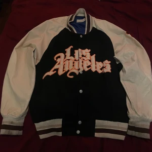 Vintage läder varcity jacka M/L - As fet varcity jacka med baggy/loose fit. Den är i bra skick men lite små sliten men det adderar mest charm till stilen