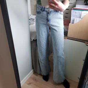 Flare jeans - Jag säljer ett par ljusblåa flare jeans pga att de inte kommer till användning. De är i fint skick och sitter jättebra. Jag har inte använt de mycket. Väldigt sköna att ha. 