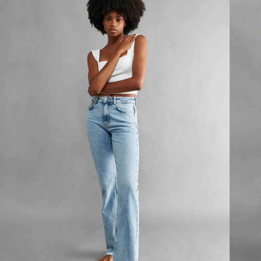 Säljer dessa ljusblå jeansen från Gina i modellen ”full length flare” strl 42 (passar mig som är 36-38 annars). Skulle säga att dom är midwaist-highwaist. Jag är 160 lång💗 Köparen står för frakt 💗. Jeans & Byxor.