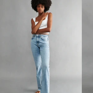 Ljusblå jeans Gina  - Säljer dessa ljusblå jeansen från Gina i modellen ”full length flare” strl 42 (passar mig som är 36-38 annars). Skulle säga att dom är midwaist-highwaist. Jag är 160 lång💗 Köparen står för frakt 💗