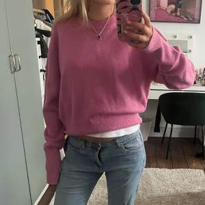 En så fin stickad tröja som är glittrig och rosa! Perfekt för våren/sommaren