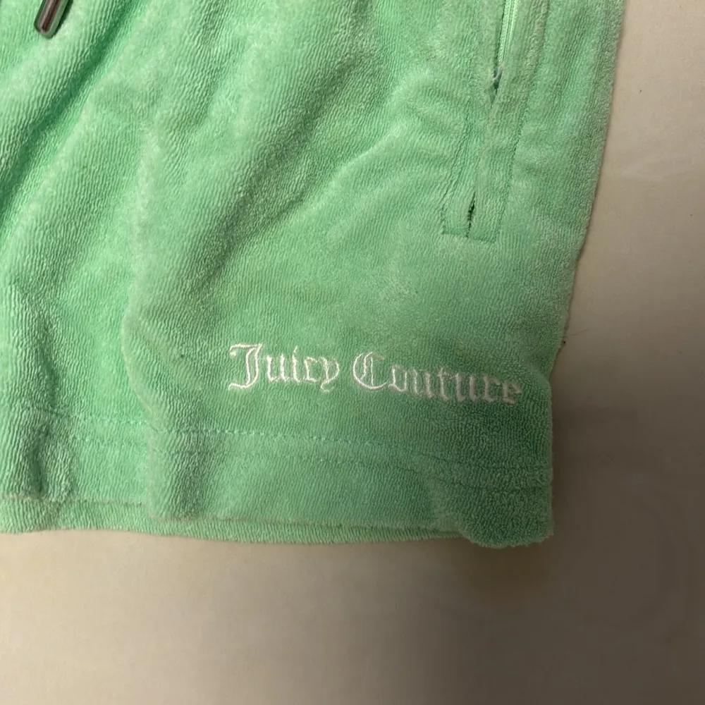 Fina shorts från Juicy Couture som passar perfekt till sommarkvällar. Fin härlig grön färg som sticker ut lite. Inga defekter och endast använd en eller två gånger. storlek xs men passar även S. Finns även matchande kofta och linne i min profil💞. Shorts.