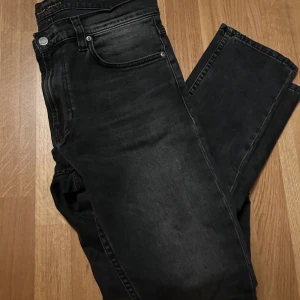 Nudie jeans - Säljer dessa nudie jeans i den eftertraktade färgen black eyes. Storleken är 32 x 34 och byxorna är i 9/10 skick. Nypris ligger på 1600kr, priset ej spikat.
