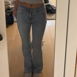 Low waist bootcut jeans från Gina tricot i normal längd. De är uppsydda nertill för att passa mig som är 158 men skulle säga att de passar 160 och neråt. Använda ett fåtal gånger, därmed i superfint skick🙌🏼 köpta för 500 💓skriv vid funderingar💓