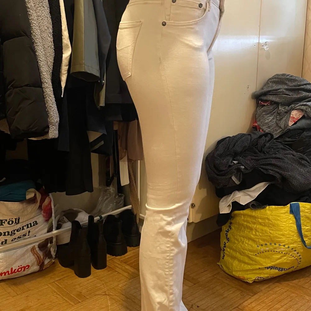 Hej allihopa💕 Jag säljer mina vita low waist bootcut  för 130kr som ej kommer till någon användning. Den är i stolek 27 i waist o 34 i längd. Skriv till mig om ni är intresserade💕priset kan diskuteras. Köparen står för frakt 📦 . Jeans & Byxor.