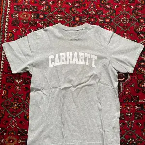 Snygg carhartt tshirt som jag säljer då jag har liknande. Använd men är som ny.  Köparen står för frakt. Kan mötas i Stockholm. Hör av dig för fler bilder!