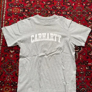 Grå carhartt tshirt  - Snygg carhartt tshirt som jag säljer då jag har liknande. Använd men är som ny.  Köparen står för frakt. Kan mötas i Stockholm. Hör av dig för fler bilder!