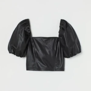 Svart topp i läderimitation  - Helt oanvänd topp från HM (prislappen sitter fortfarande kvar), storlek 36, finns en dragkedja vid ryggen, sitter jättebra! 