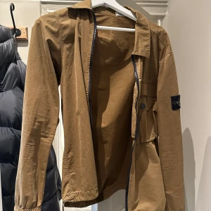Stone island overshirt  - Strl s sitter som m  Nyskick 