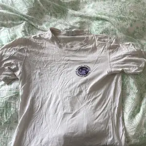Vit t shirt från H&M i storlek M. Perfekt skick