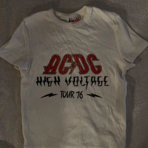 Baby tee/ crop top  - Topp med acdc tryck på från Bershka använd enstaka gånger, pris kan diskuteras 