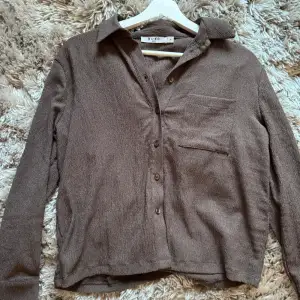 Brun skjorta/blus från Na-kd! Använd ca 2 gg! 🐻