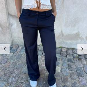 Säljer dessa snygga low waist kostymbyxor ifrån design by si. Säljer då de tyvärr inte kommer till användning. Kan även tänka mig att gå ner lite i pris. Använda endast en gång. Har sytt upp dem och är perfekt längd för mig (170). Skriv för frågor!💗