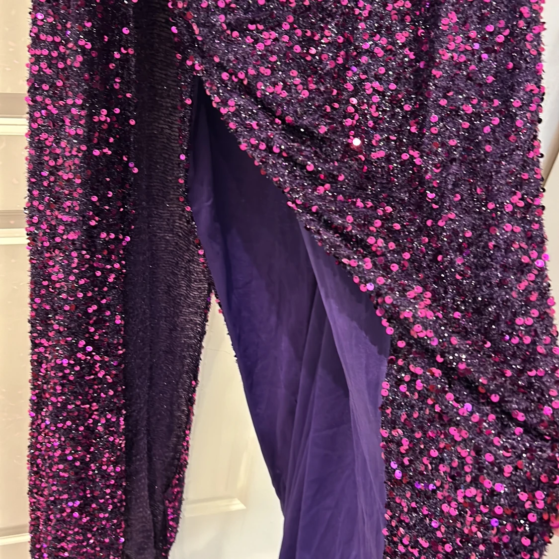 En Mörk lila klänning Andvänds en gång OBS! Alla klänningar har andvänds 1 gång  - 90