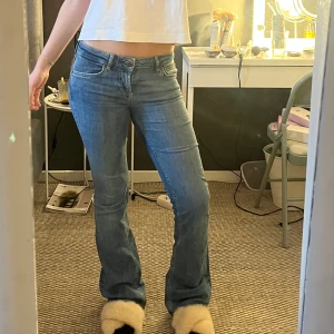 Lågmidjade jeans - Lågmidjade jeans från Zara! Jag är ca 168cm lång