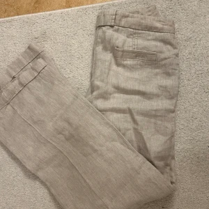 Lågmidjade linnebyxor - Lowwaist byxor i linne från mango. Storlek 40 men har ingen stretch så passar en 38 bättre. Innerbenslängd: 78 cm, midjemått: 40 cm