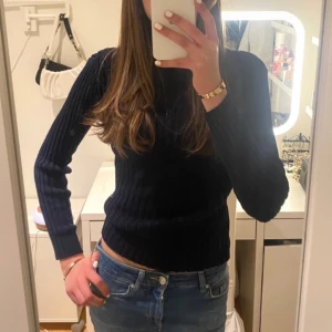 Marinblå stickad tröja! - En marinblå stickad polo som inte kommer till användning!! Its giving gossip girl vibes🙌