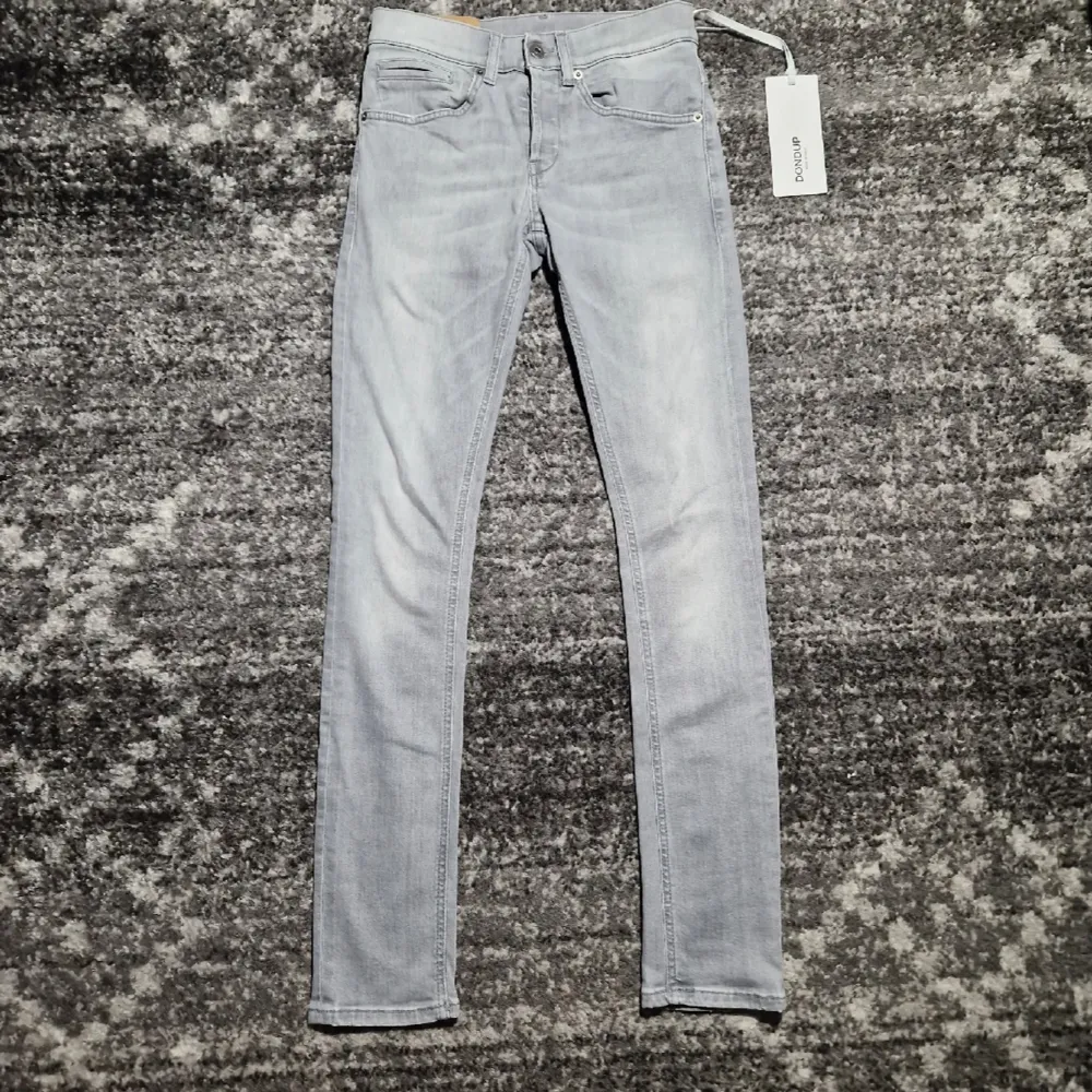 Tja säljer nu ett par tvär feta dondup jeans i storlek 28. Jeansen är i toppen skick och är knappt använda. Hör av er vid eventuella frågor! . Jeans & Byxor.