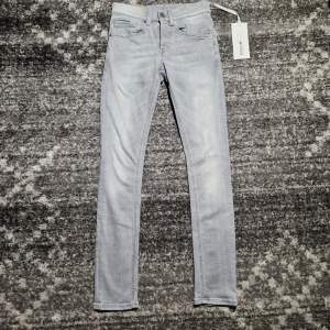 Tja säljer nu ett par tvär feta dondup jeans i storlek 28. Jeansen är i toppen skick och är knappt använda. Hör av er vid eventuella frågor! 
