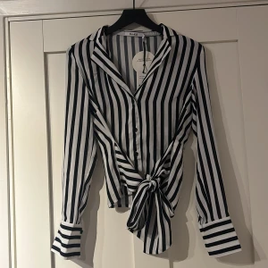 Skjorta - Randig skjorta från nakd med knytning framtill. Aldrig använd