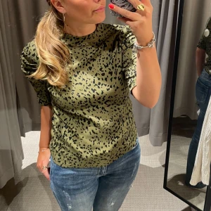 Topp Lindex - Snygg topp från Lindex! 💚🖤