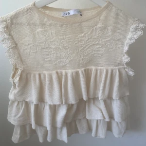 Blus - Superfin blus från zara som är perfekt till vår och sommar