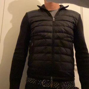 Moncler cardigan - Tja säljer nu min feta moncler cardigan i färg svart. Storleken är s men passar xs. Skick är 9/10, väldigt gott skick och använd ett fåtal gånger. Ny pris ca 9000kr mitt pris 3000
