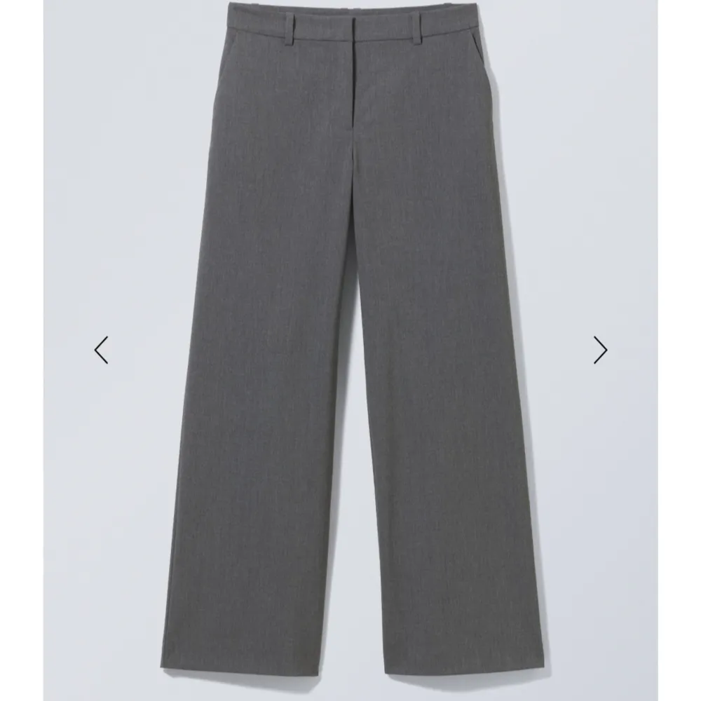 Lågmidjade gråa kostymbyxor från weekday i modellen ”Emily”.  Ordinarie pris är 590kr Jag är 177cm och de går hela vägen ner.  . Jeans & Byxor.