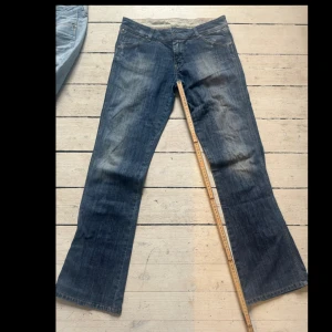 Lågmidjade jeans - Snygga jeans! Mått osv finns i bilden. Finns här för fler frågor!