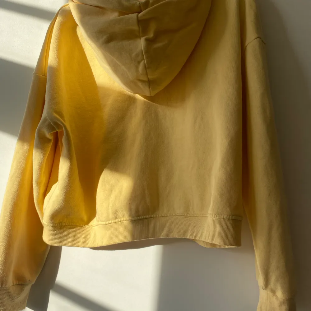 Gullig gul crop hoodie!! Den är jätte fin, anvädit den typ 2/3 ggr. Från lager 157😘. Hoodies.