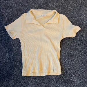 Gul tröja - Fin gul tröja, inte använd så ofta, skönt material, säljer eftersom den blivit för liten för mig