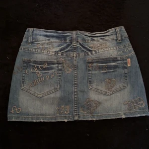 Super snygg y2k vintage jeans kjol - Vintage 2000s y2k jeans kjol. Köpt second hand men aldrig använd! I bra skick.