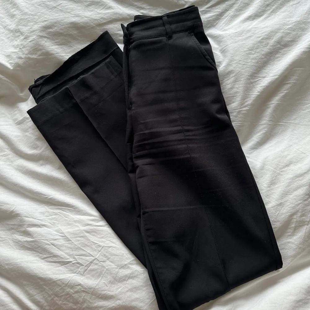 Svarta snygga kostymbyxor från MADLADY, storlek XS/S. Jeans & Byxor.