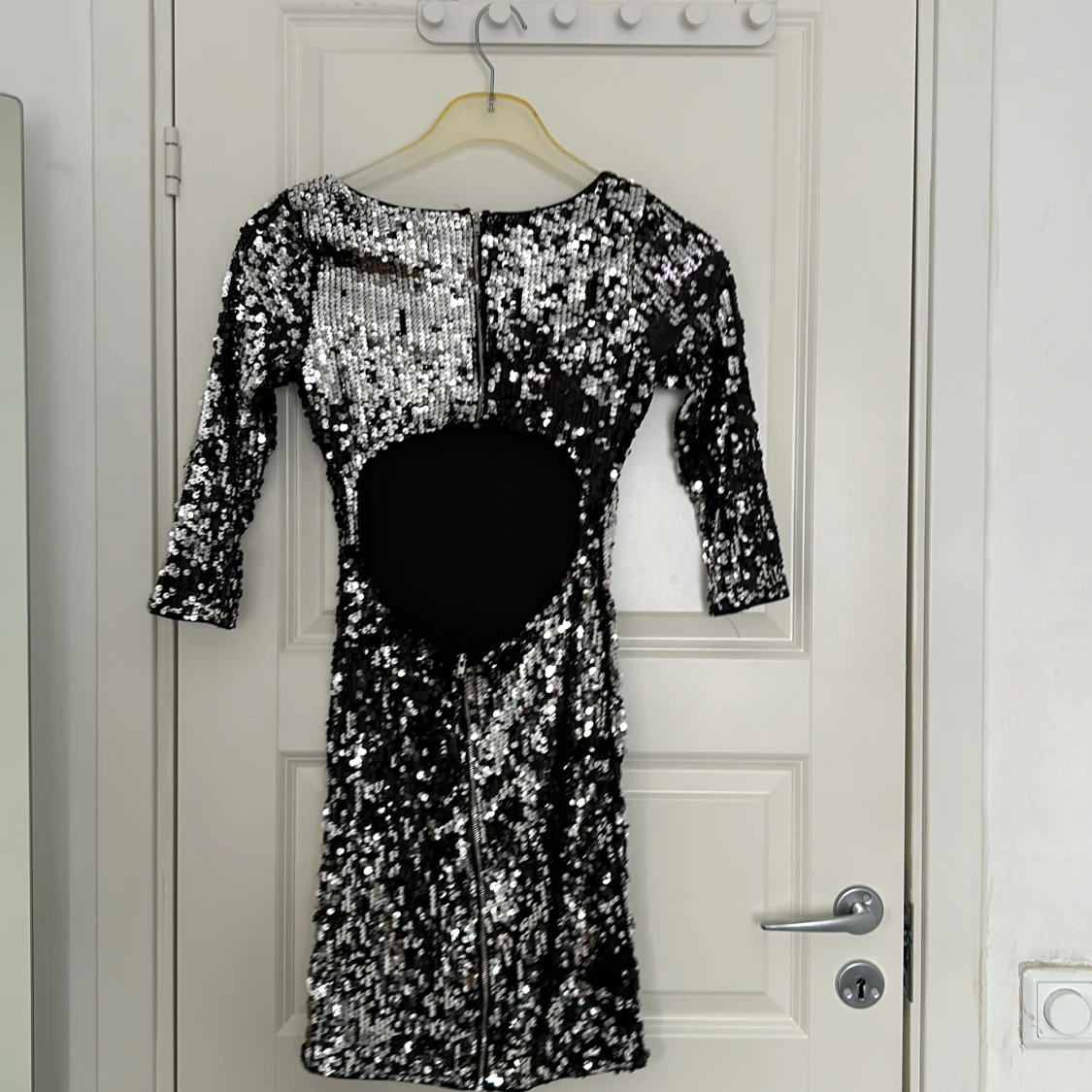 En kort festklänning 