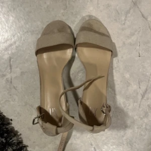 Klackskor - Använda en gång 2021 på min 9:an avslutning. Använde de max en-två timmar. Från märket XIT