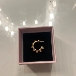 Edblad örhänge  - Säljer ett Edblad örhänge då jag tappat bort den andra🩷 Skriv för mer information eller annat☺️