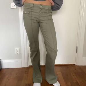 Gröna H&M jeans  - Super trendiga Lågmidjade gröna H&M jeans☘️☘️