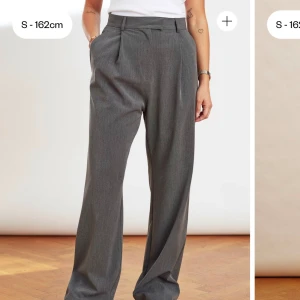 Djerf Avenue kostymbyxor  - Grå kostymbyxor i mycket fint skick från Djerf Avenue i strl M!  Säljs pga ny storlek!  Längd: Regular 