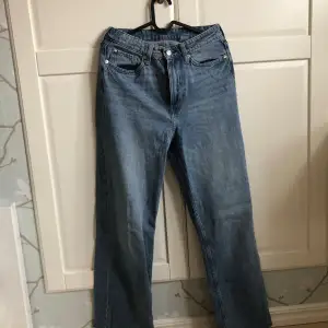 Vanliga blå jeans, highwaist och straight. Använda ett fåtal gånger och är i gott skick. Säljer såklart alla mina varor för under 150kr!!!