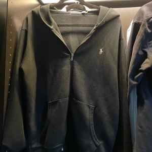 Ralph lauren zip  - Ralph lauren zip i nästan nyskick 9/10! Snören går att få med om man vill 