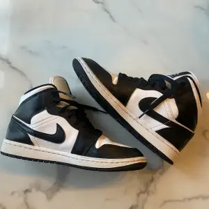 Jordan 1 mid i svart vit, super fint skick- knappt använda💕 köpta för 1700kr  Skriv för fler frågor 