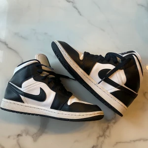 Air Jordan 1 Mid - Jordan 1 mid i svart vit, super fint skick- knappt använda💕 köpta för 1700kr  Skriv för fler frågor 