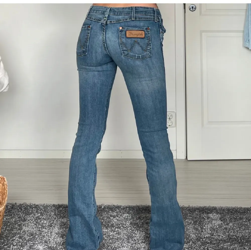 Säljer dessa jeans jag köpte på plick eftersom de är för små för mig, bilderna är på jeansen men kan skicka egna med. Bara testade. Jeans & Byxor.