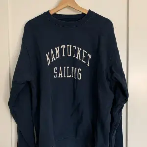 Bekväm och oversized sweatshirt i marinblått från Brandy Melville. Den är i bra skick, endast använd 3-4 gånger och är one size.  Ursprungligt pris: 45$ (US-dollar) Obs: köparen står för frakten!