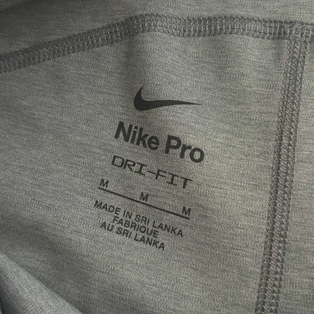 Nike pro shorts, köpt från nikes hemsida för 349kr säljs för 150kr storlek M  köptes maj 2023 och använd några ggr pga dom var för små. Shorts.