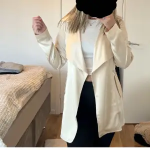 BILDERNA ÄR LÅNADE! Slutsåld satin kappa från Bikbok, perfekt till vår och sommar. Köptes för ungefär 500 kr och den är knappt använd. Fler bilder kan skickas vid intresse och priset kan diskuteras! 